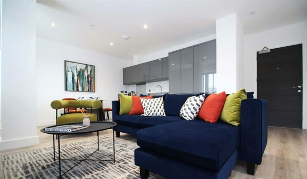 2 bedrooms, desk, Internet - Sophisticated Modern 2 Bedroom Apartment in Solihull (Solihull)