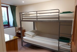 3 habitaciones, tabla de planchar con plancha, wifi y ropa de cama