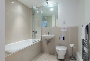 Douche, séchoir à cheveux, serviettes fournies