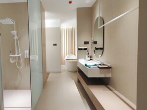 Chambre exécutive double, vue sur le canal | Salle de bain | Douche cascade, articles de toilette (gratuits), séchoir à cheveux