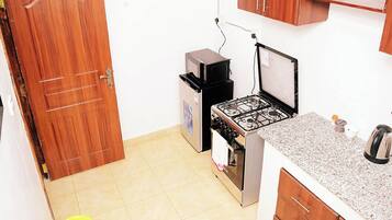 Frigorifero, microonde, forno, piano cottura