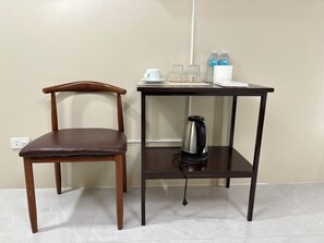 Skrivebord, skrivebord for bærbar PC og wi-fi (inkludert)