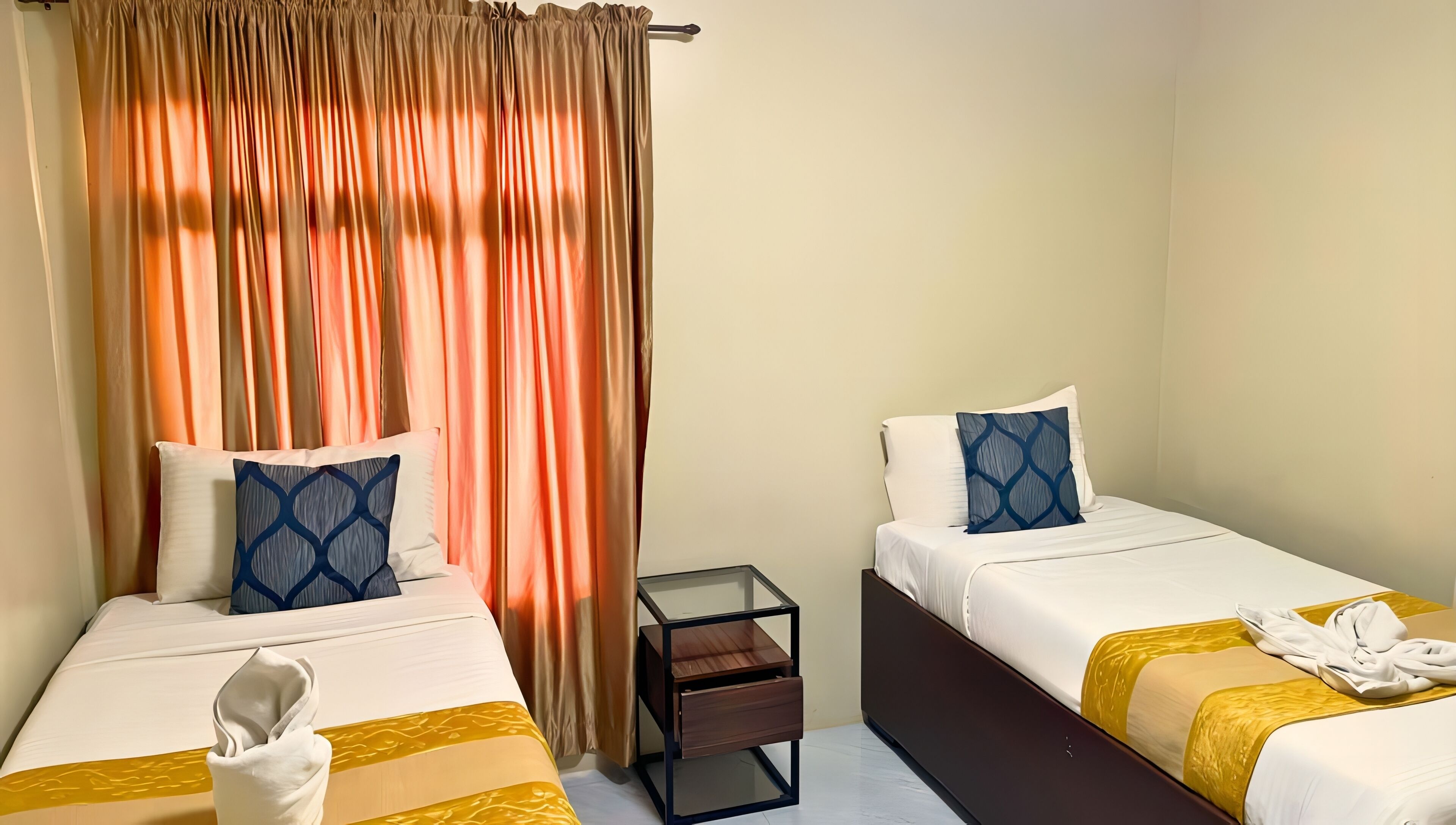 Familjerum | Badrum | Dusch, tofflor, handdukar och tvål