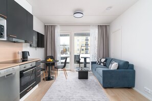 Apartemen Keluarga, pemandangan kebun | Meja kerja, ruang kerja ramah laptop, dan tirai kedap cahaya