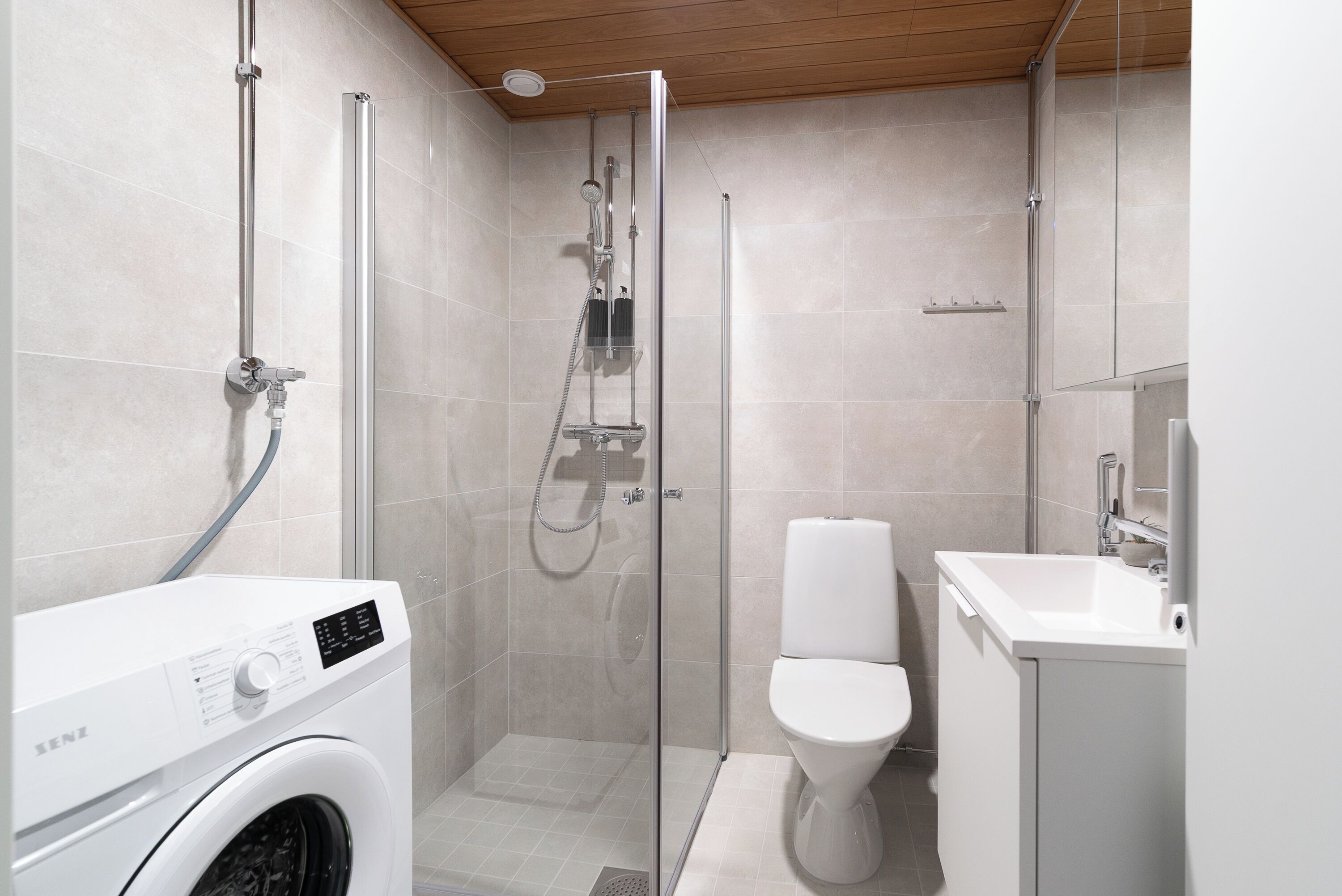 Estudi en suite superior, vistes al jardí | Bany | Dutxa, articles de tocador gratuïts, assecador de cabells i tovalloles 
