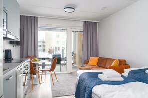 Bureau, espace de travail pour ordinateur portable, rideaux occultants