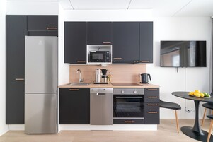 Apartamento familiar, vistas al jardín | Cocina privada | Frigorífico, microondas, horno y placa de cocina
