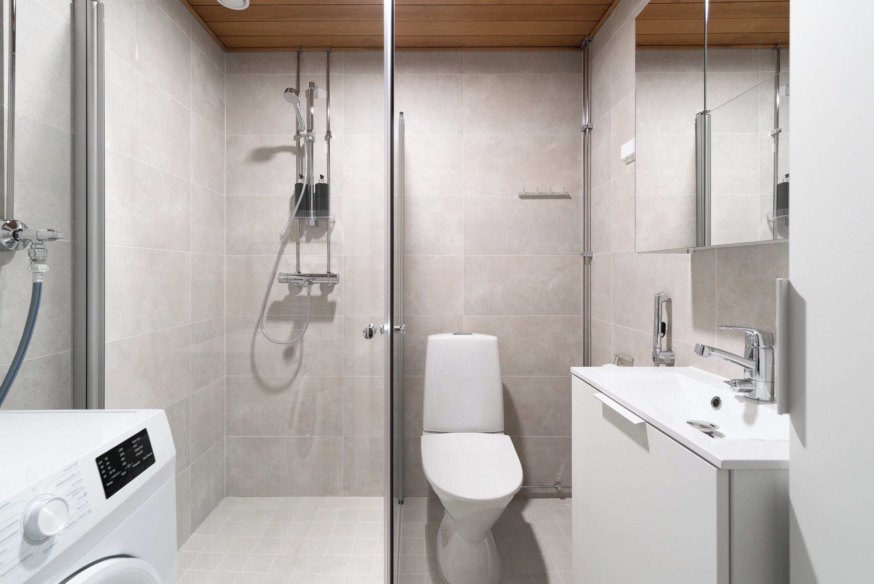 Studio Suite Mewah, pemandangan kebun | Kamar mandi | Shower, perlengkapan mandi gratis, pengering rambut, dan kloset