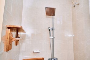 Chuveiro, secador de cabelo, bidê, toalhas de banho