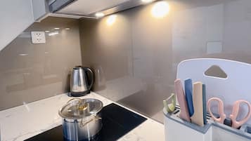 Basic Studio Suite | Premium bedding, minibar, desk, iron/ironing board