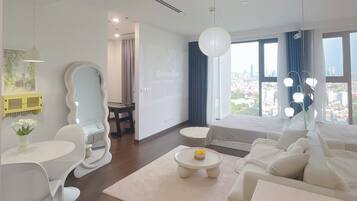 Basic Studio Suite | Premium bedding, minibar, desk, iron/ironing board