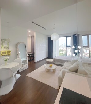 Eenvoudige studio suite | Luxe beddengoed, een minibar, een bureau, een strijkplank/strijkijzer