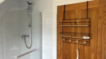 SĂšche-cheveux, serviettes fournies, papier toilette