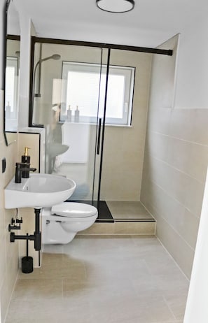 Douche, serviettes fournies, savon, papier toilette