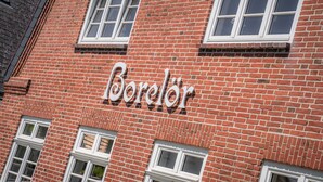 A building with a red brick facade and white-framed windows. - Spacious 3-room apartment on approx. 80 m² for up to 4 people in Westerland (Westerland)