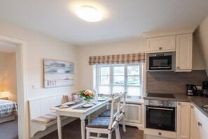 Fridge, microwave, oven, stovetop - Spacious 2-room apartment on approx. 95 m² for up to 2 people in Westerland (Westerland)