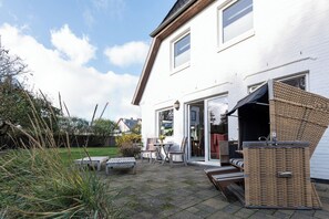 Outdoor dining - Bright 3-room apartment with approx. 70 m² for up to 4 people (Westerland)