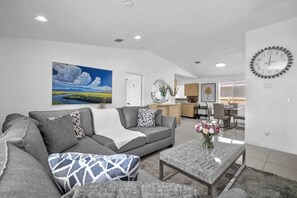 TV, offices - Stylish 3BR Duplex Suite Near Hallandale Beach (Hallandale Beach)