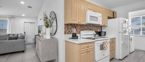 雪櫃、微波爐、焗爐、爐具