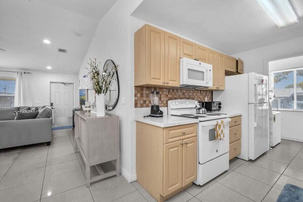 Fridge, microwave, oven, stovetop - Stylish 3BR Duplex Suite Near Hallandale Beach (Hallandale Beach)