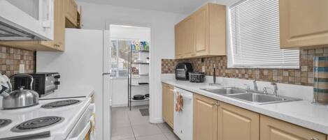 冷蔵庫、電子レンジ、オーブン、コンロ