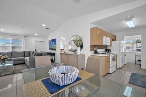 Interior - Stylish 3BR Duplex Suite Near Hallandale Beach (Hallandale Beach)