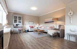 テレビ、暖炉、書庫、ステレオ