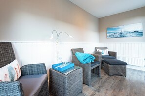 Televisie, een open haard, boeken en een stereo