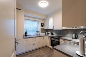 Réfrigérateur, un four, surface de cuisson, lave-vaisselle