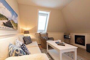 TV, fireplace, books, stereo - Bright 3-room holiday apartment on approx. 100 m² for up to 4 people (Westerland)