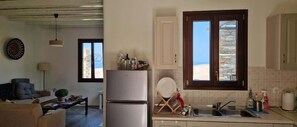 Kühlschrank, Ofen, Herdplatte, Wasserkocher mit Kaffee-/Teezubehör