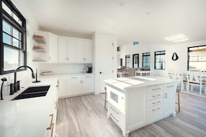 Fridge, microwave, oven, stovetop - Giuliana Rose Farmhouse (Williamsburg)
