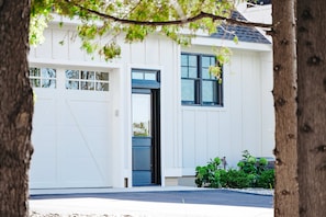 Exterior detail - Giuliana Rose Farmhouse (Williamsburg)