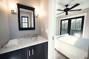 5 bedrooms, desk, iron/ironing board, WiFi