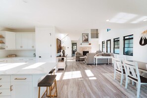 Interior - Giuliana Rose Farmhouse (Williamsburg)