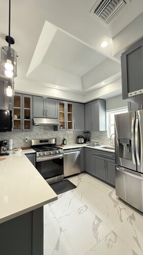 Spacious 3BR home, 3 min walk to Saunders Bch with amazing turquoise ocean views