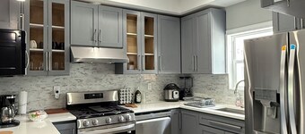 Spacious 3BR home, 3 min walk to Saunders Bch with amazing turquoise ocean views