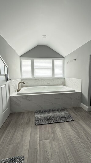 Dusj, boblebad, hårføner og håndklær