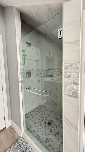 Shower, jetted tub, hair dryer, towels