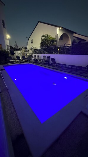 Outdoor pool - Blessings: 5-bedroom townhome in awesome Nassau with WiFi, AC, fitness equipment (Nassau)