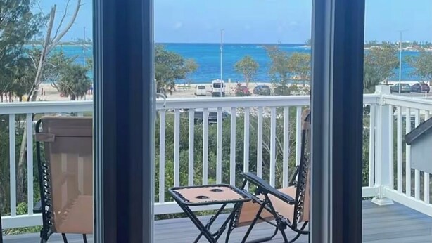 Una terraza techada con vistas al océano y a la playa.