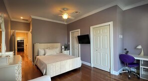 5 habitaciones, escritorio y tabla de planchar con plancha