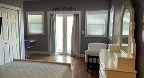 4 habitaciones, escritorio y tabla de planchar con plancha