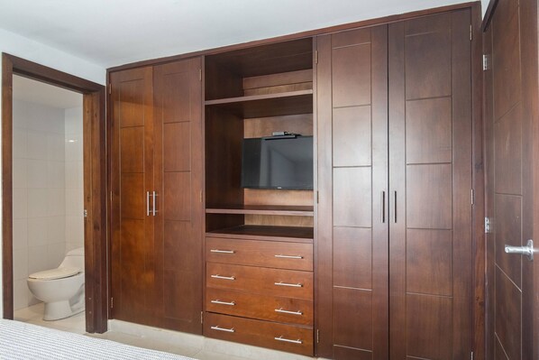 2 dormitorios, tabla de planchar con plancha, ropa de cama