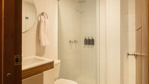 A modern bathroom with a glass-enclosed shower, a white sink, and a toilet. - w* | Delightful 2BR in Bocagrande (Cartagena de Indias)