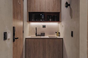 Réfrigérateur, micro-ondes, plaque de cuisson, cafetière/bouilloire