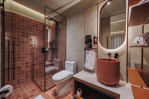 Een douche, een haardroger, handdoeken