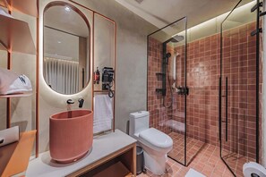 Suihku, hiustenkuivaaja, pyyhkeet