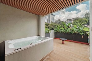 مغطس سبا خارجي