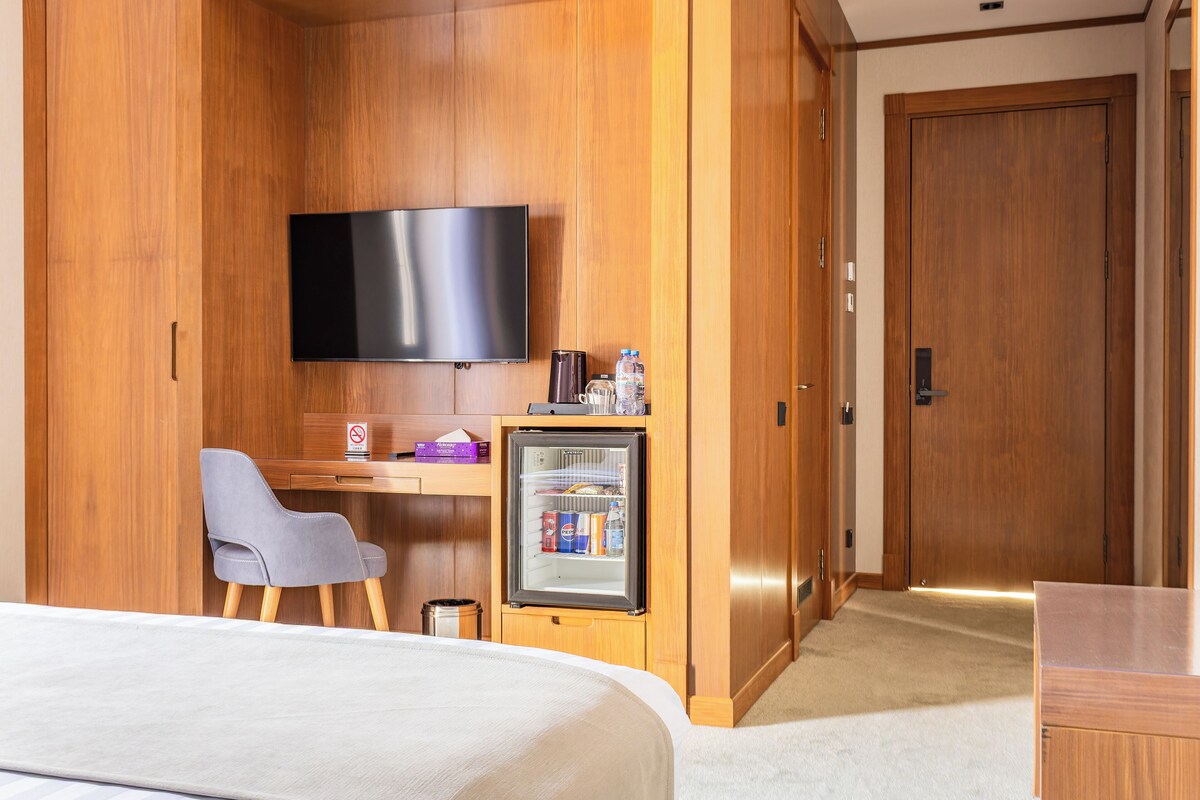 Habitació júnior | Minibar, escriptori i espai de treball apte per a portàtils 